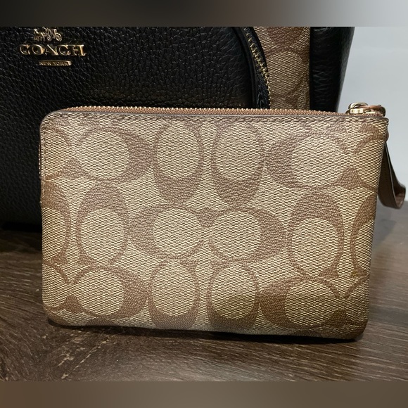 Coach corner zip wristlet - Picture 2 of 3